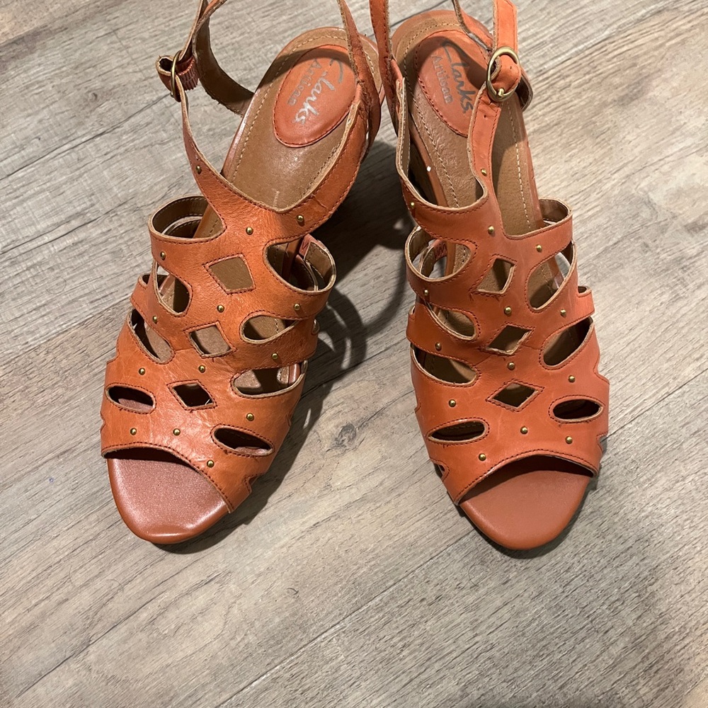 NWOT Clarks Tan and Orange Sandals with Chunky Heel and Cut-Out Design